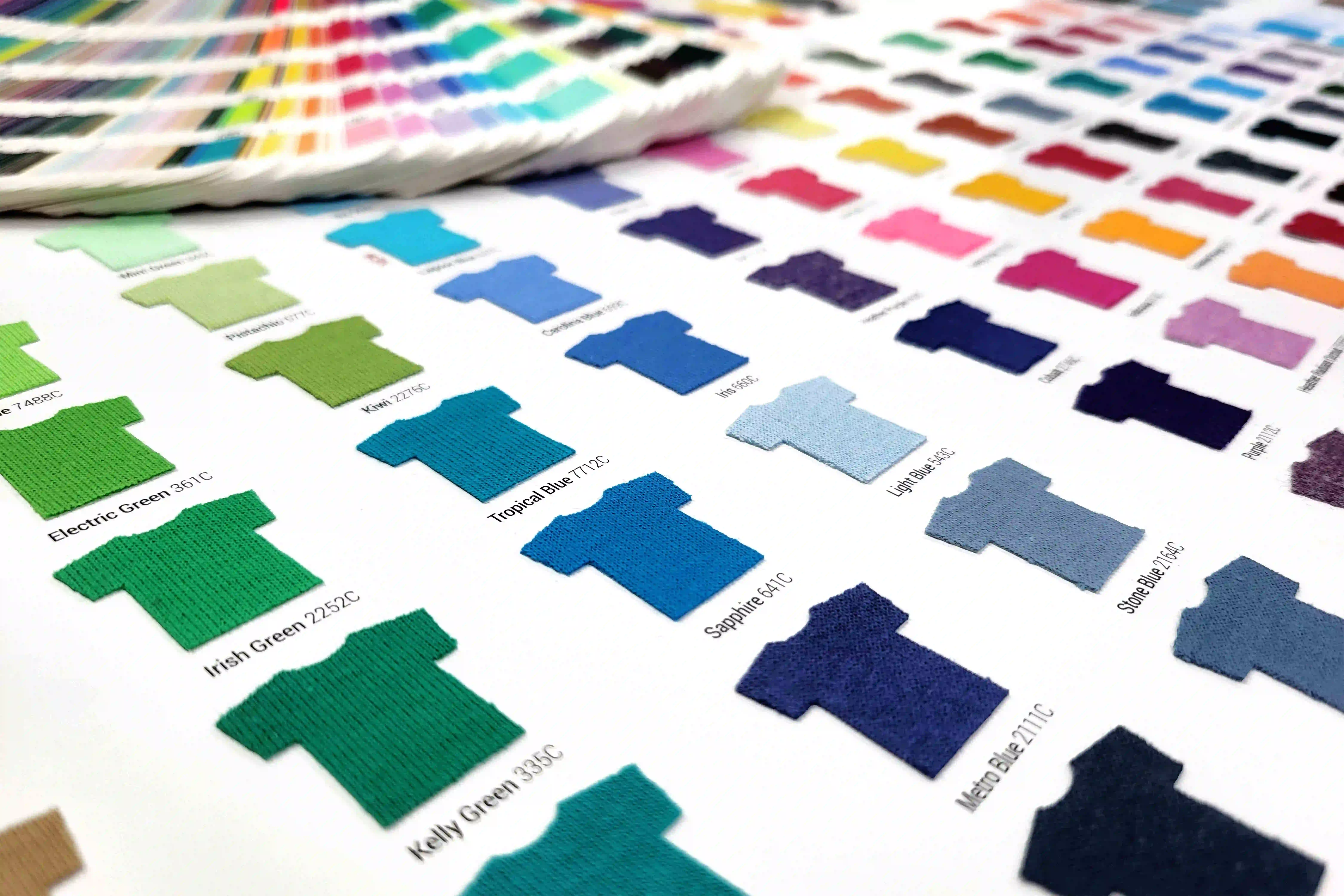 farbkarte mit textilfarben in tshirt-form und namen