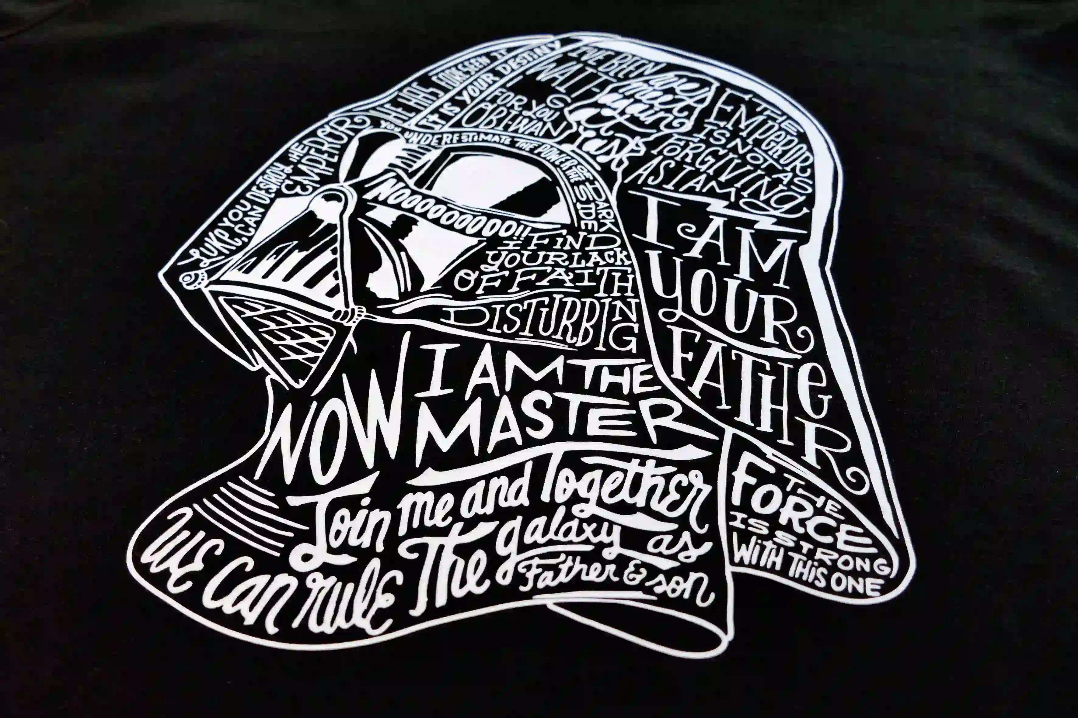 darth vader maske aufdruck auf schwarzem hintergrund