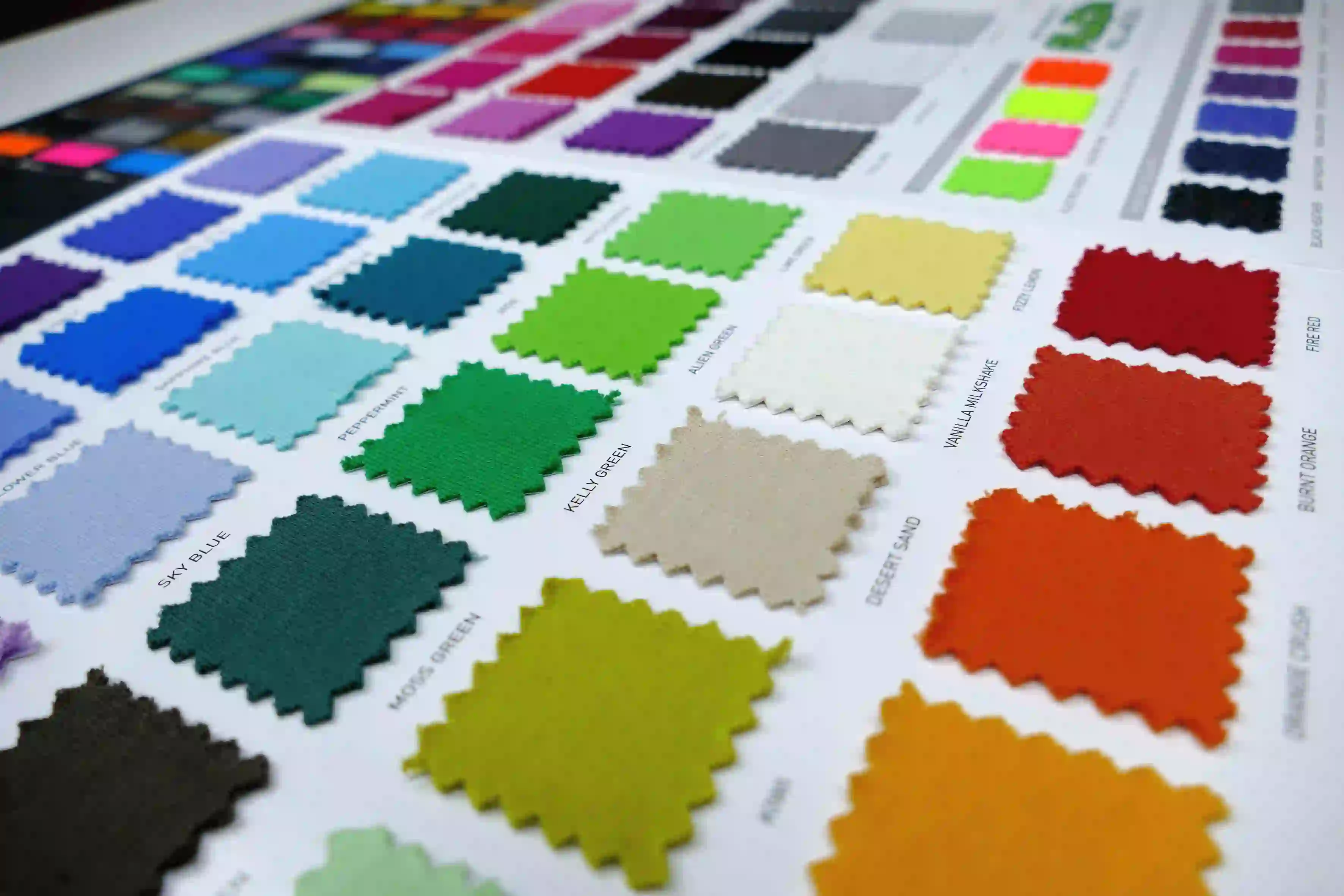 farbkarte mit selektion von verschiedenen textilfarben mit namen