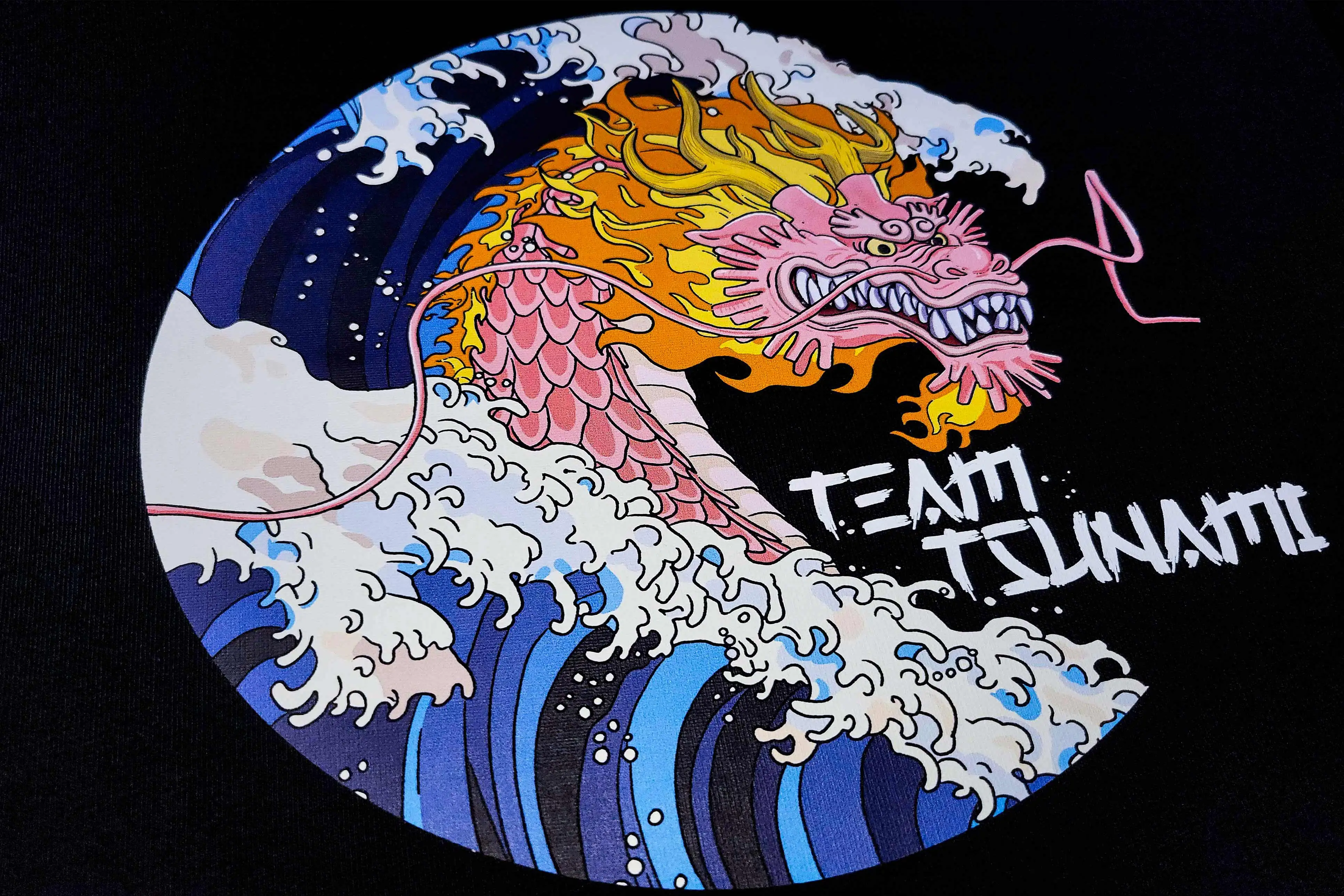 team tzunami mit asiatischem drachen der eine welle surft