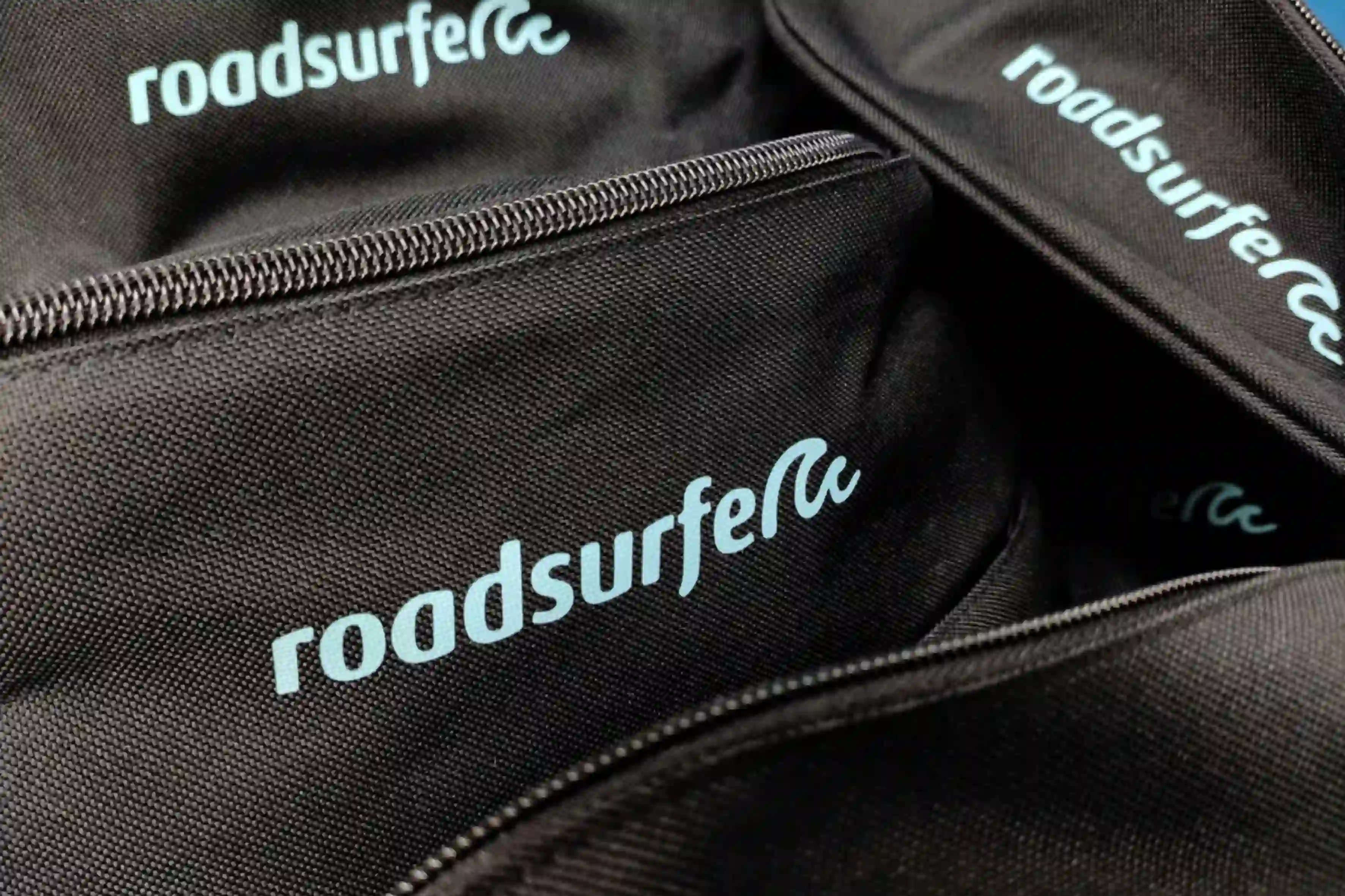 roadsurfer logo auf einer tasche in baby blau