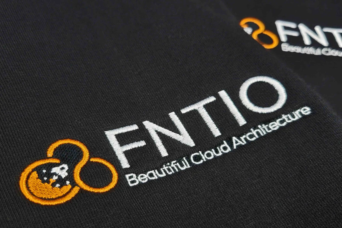 fntio logo auf schwarzer textilie aufgestickt
