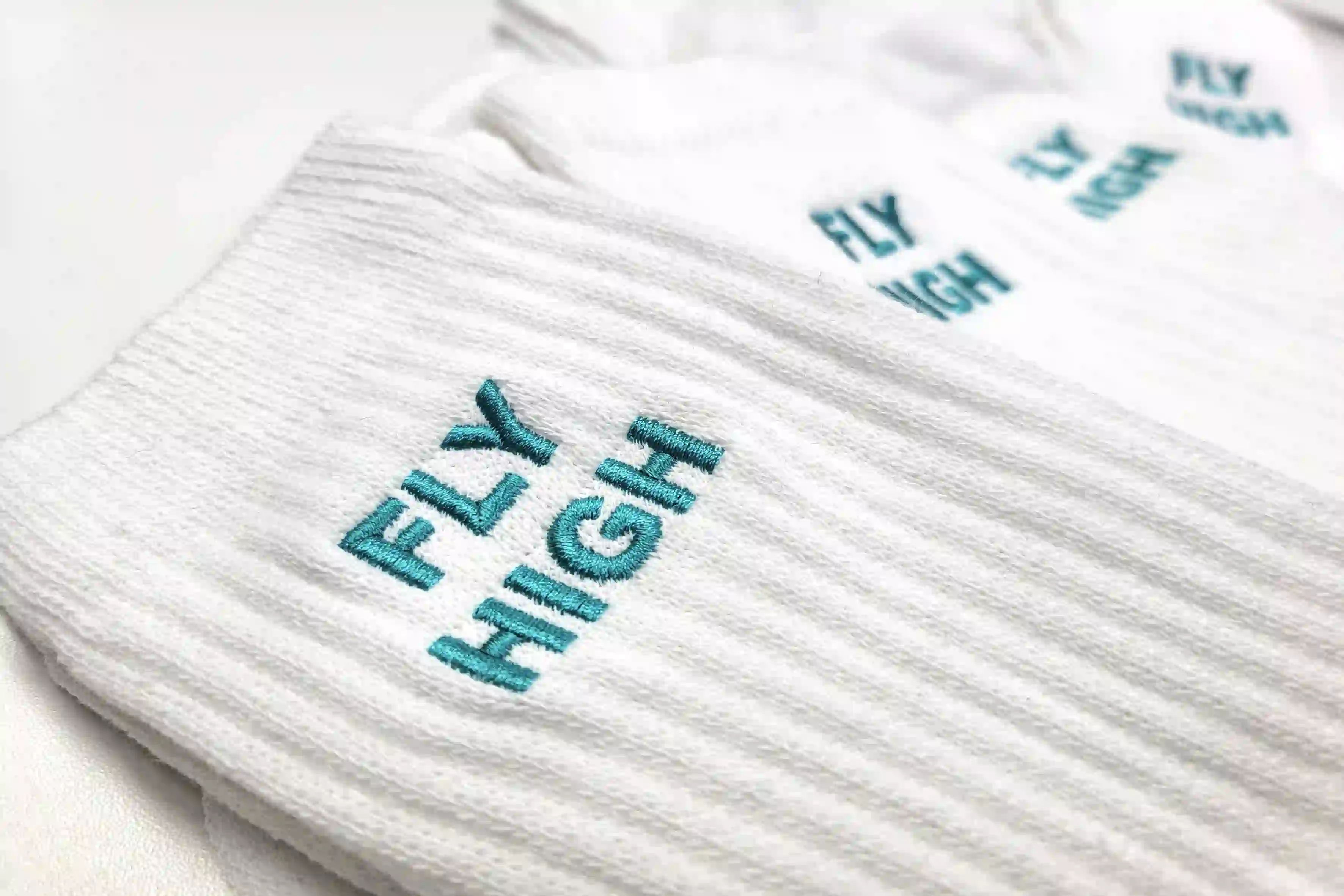 fly high bestickter aufdruck auf weißen socken