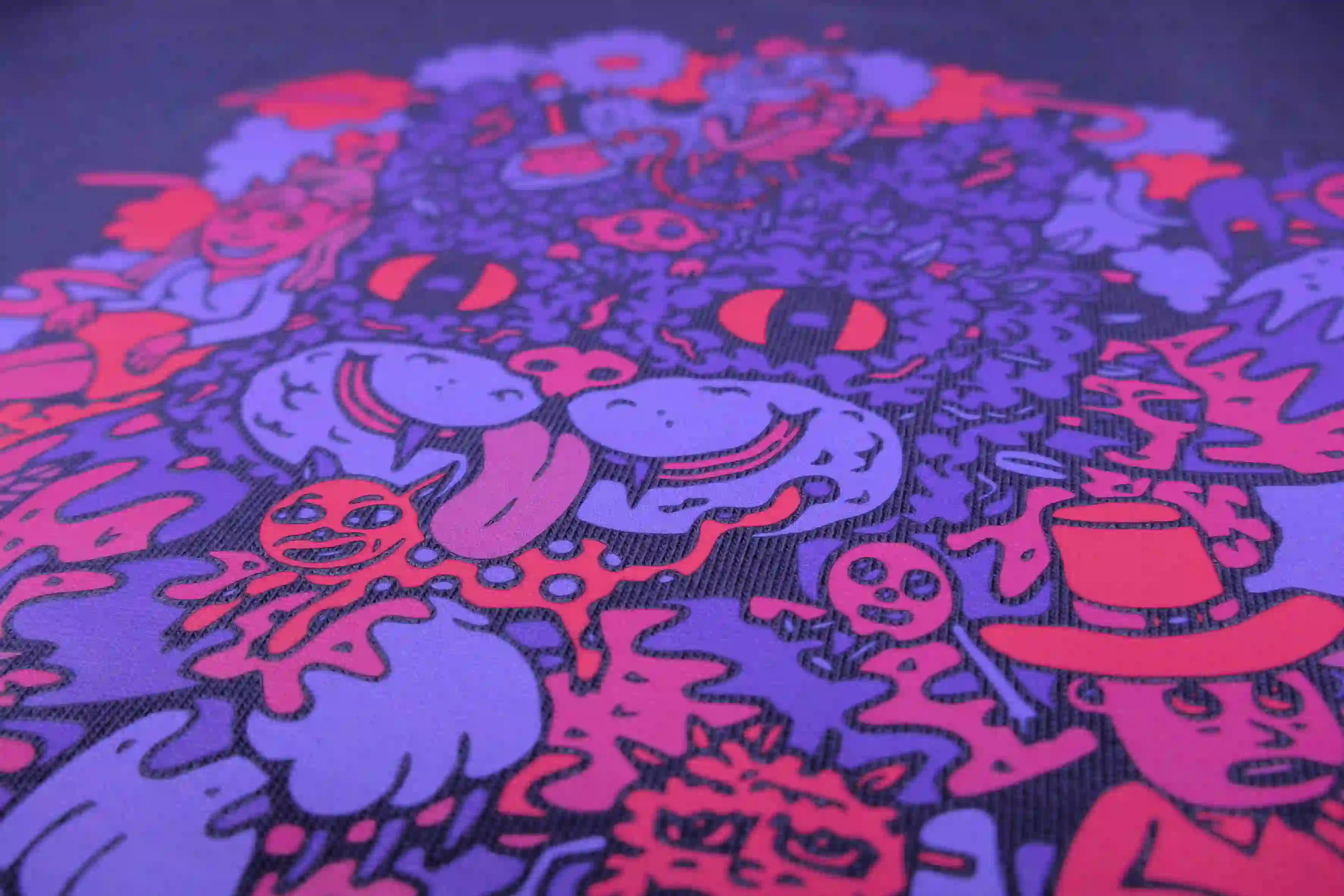 lila katze die sich leckt textilaufdruck