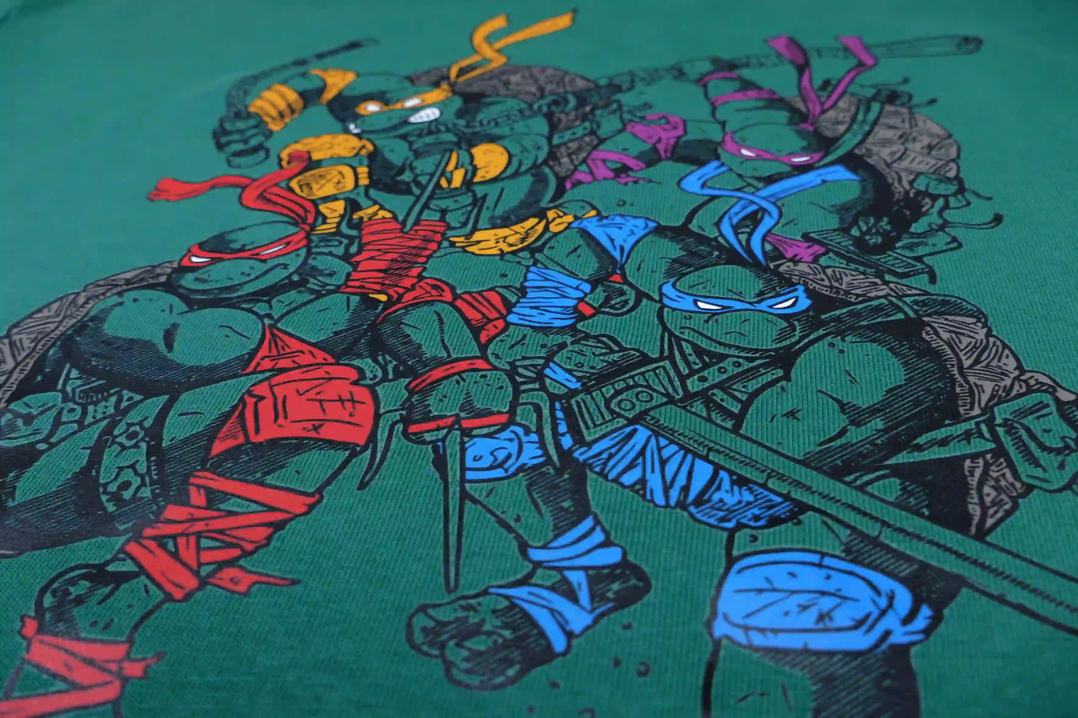 ninja turtles aufdruck auf grünem textil