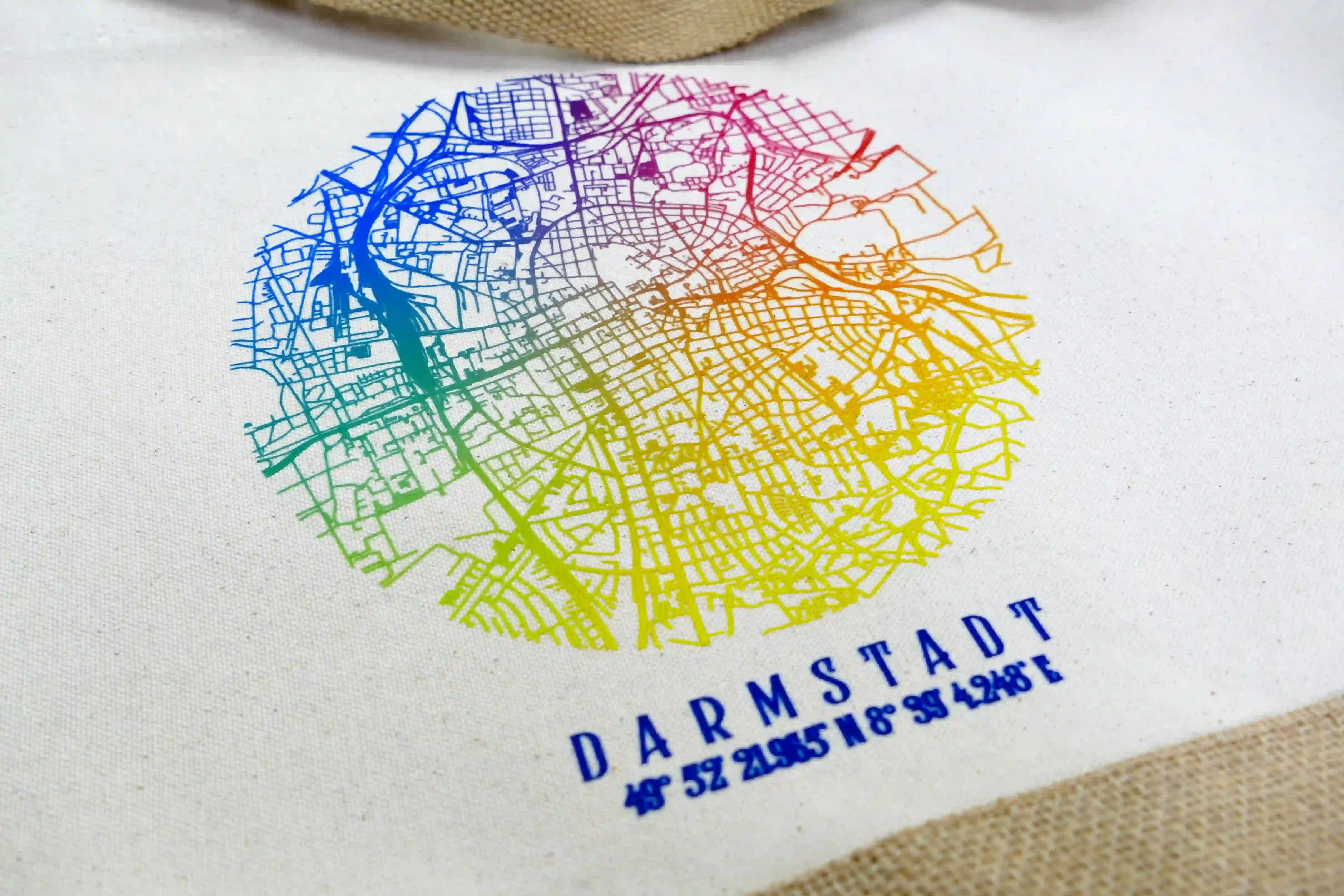 bunte straßenkarte von darmstadt auf weißem textil