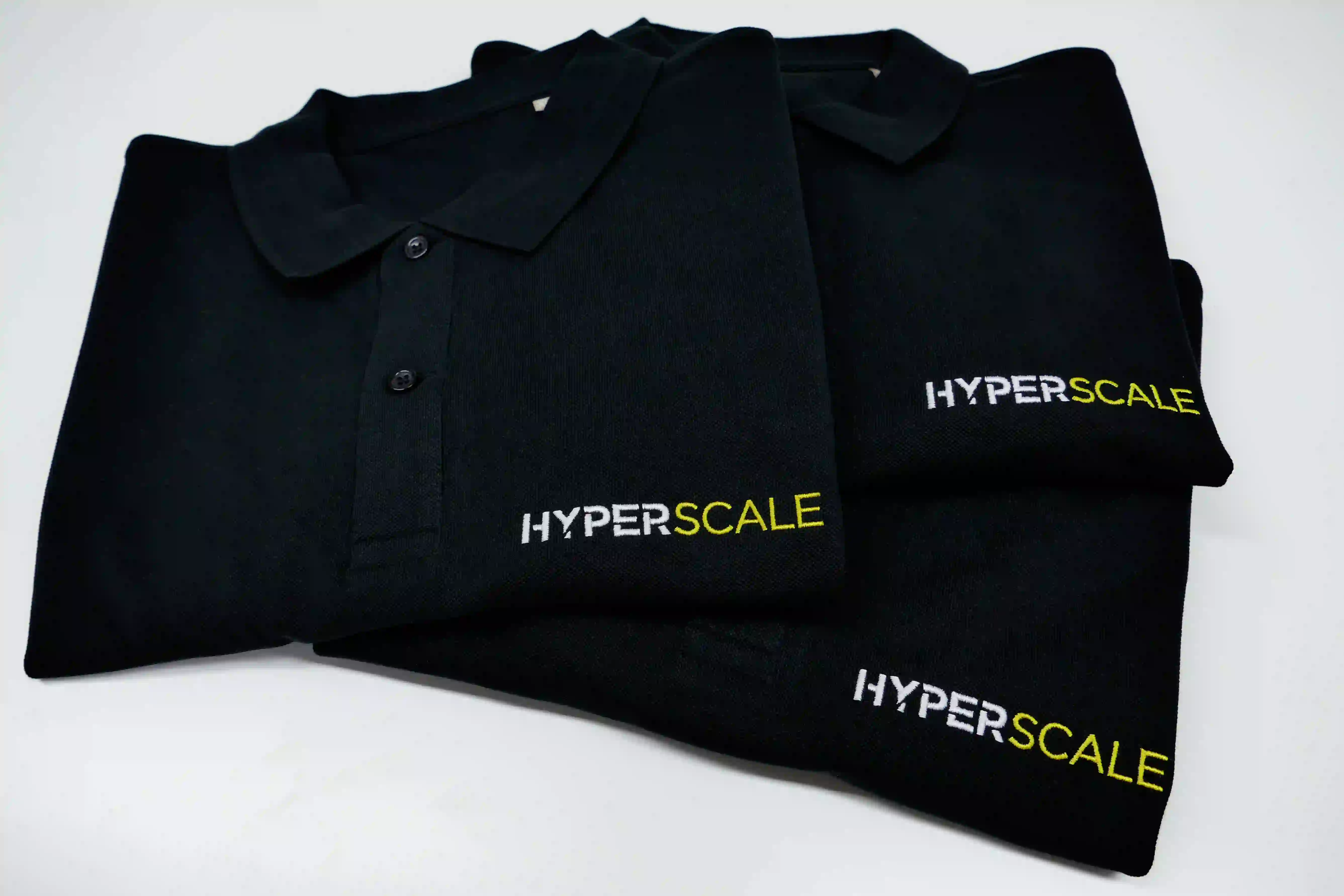 hyper scale logo auf schwarzen polo shirts